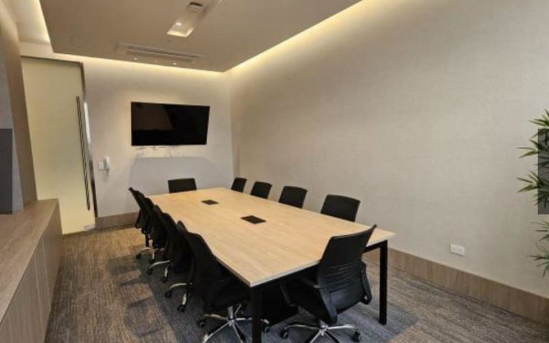 Oficina en alquiler de 43m2 con parqueo, Edificio Millenium, Kennedy Norte ER