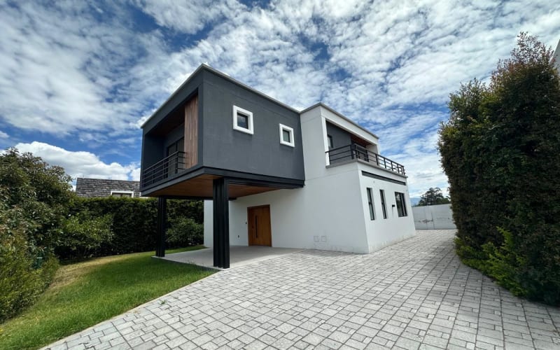 Casa en Venta independiente por estrenar en Puembo, dentro de urbanización privada