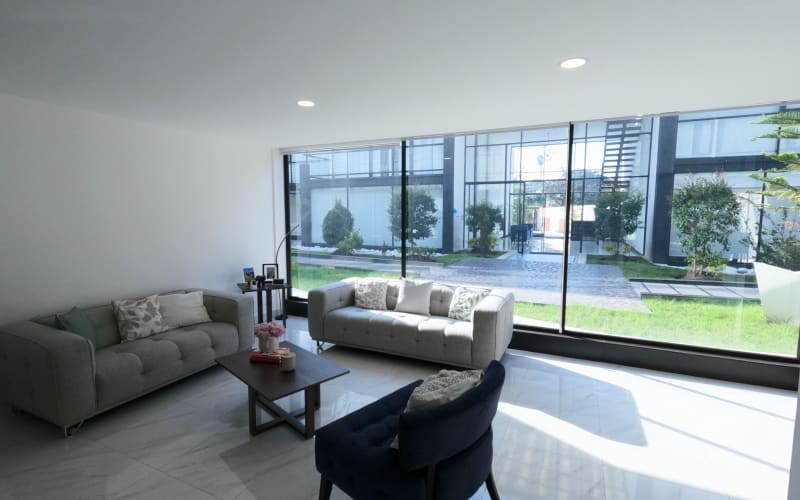 Venta Amplio Departamento Dúplex 3 dormitorios. Sector: Santa Rosa. Tumbaco. SC