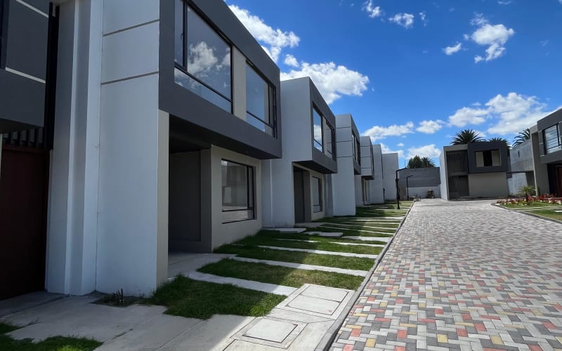 Tumbaco, CASA INDEPENDIENTE en venta con jardín, en exclusivo conjunto C17
