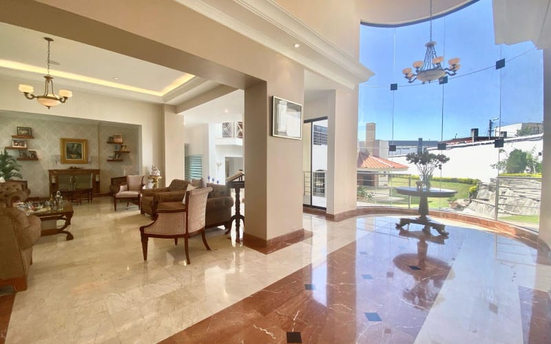 VENTA CASA DE LUJO EN CUMBAYA