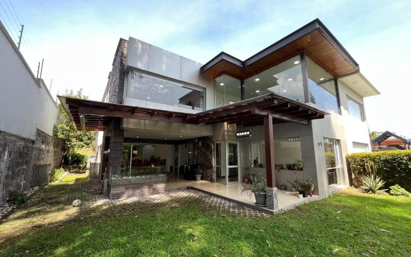 En Venta Casa independiente de lujo en conjunto exclusivo – sector Pacho Salas