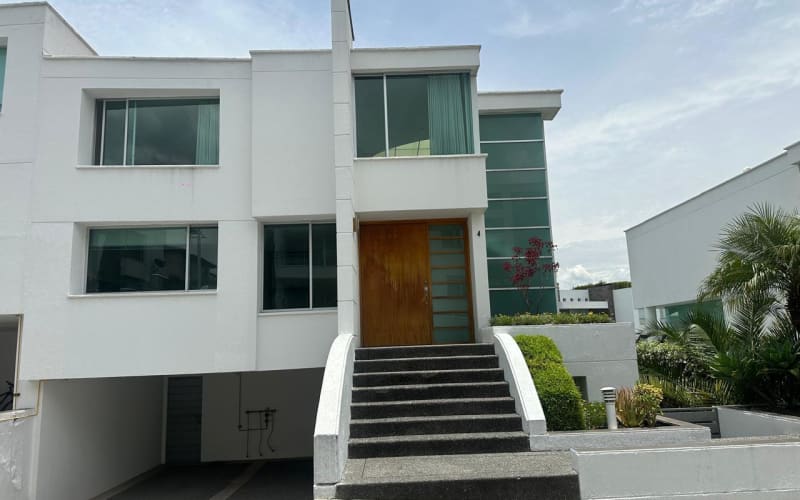 En venta hermosa Casa en Cumbayá dentro de conjunto