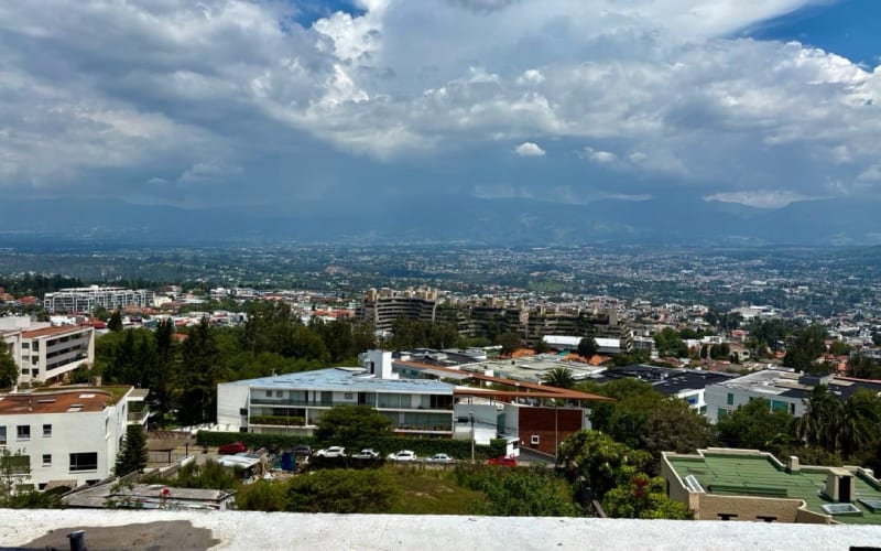 VENTA DE DEPARTAMENTO DE LUJO EN CUMBAYA CON VISTA ESPECTACULAR AV