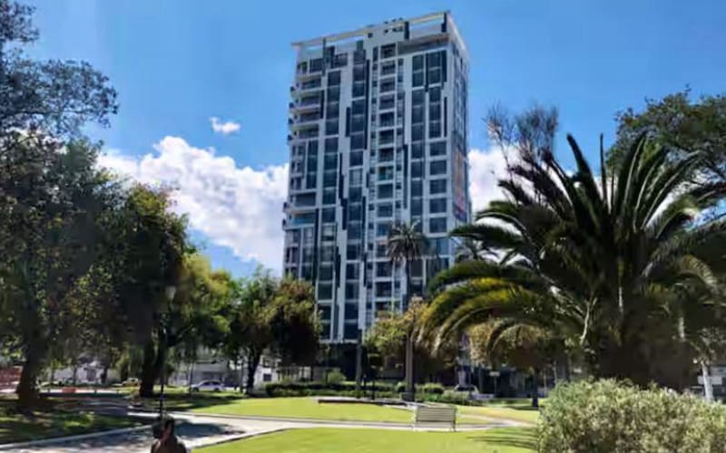 En Venta Suite amoblada y domotizada en EDGE, La Carolina – Vista al Pichincha