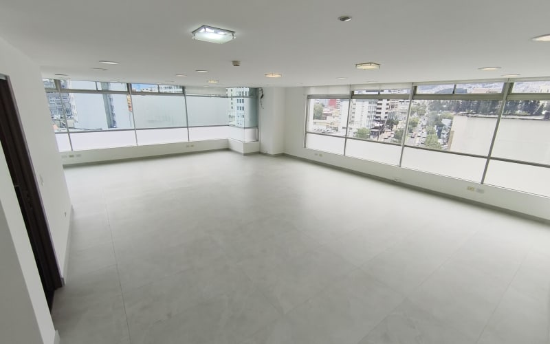 Renta Oficina esquinera 82m2. 2 parqueos. Av Orellana y 6 de diciembre. Edif. Alisal de Orellana.