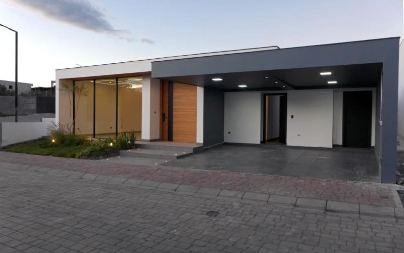Hermosa Casa Independiente de una planta en Tumbaco