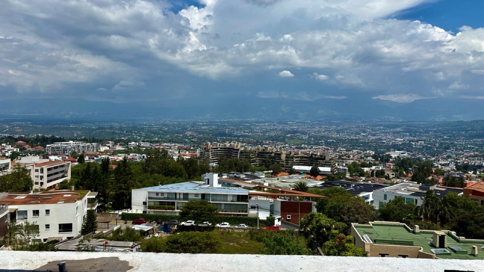 VENTA DE DEPARTAMENTO DE LUJO EN CUMBAYA CON VISTA ESPECTACULAR AV