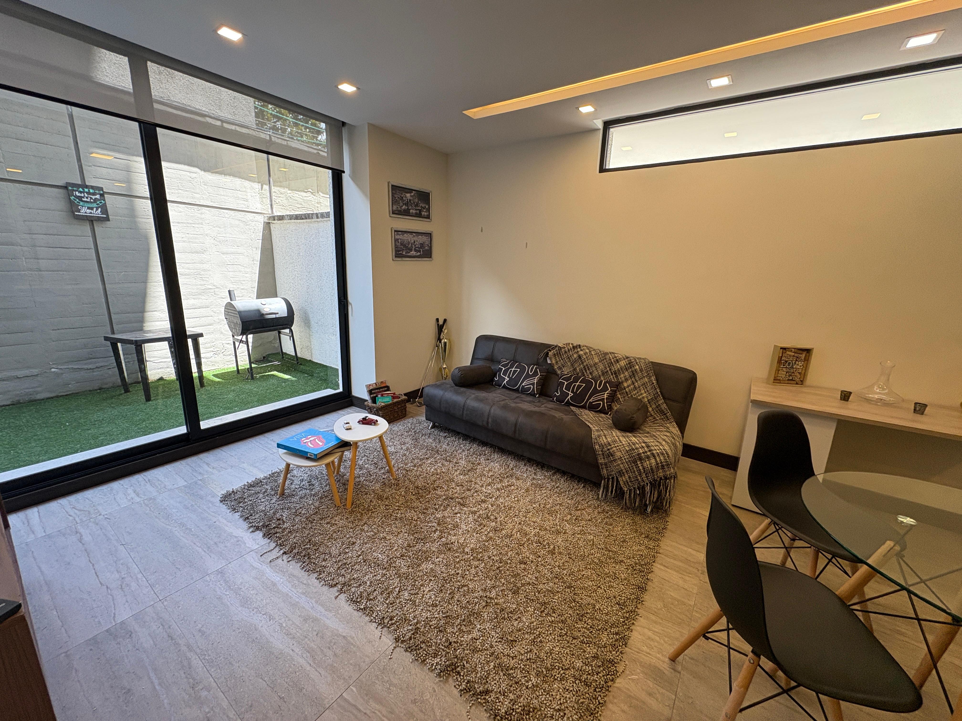 Venta Suite con patio sector González Suárez. IR