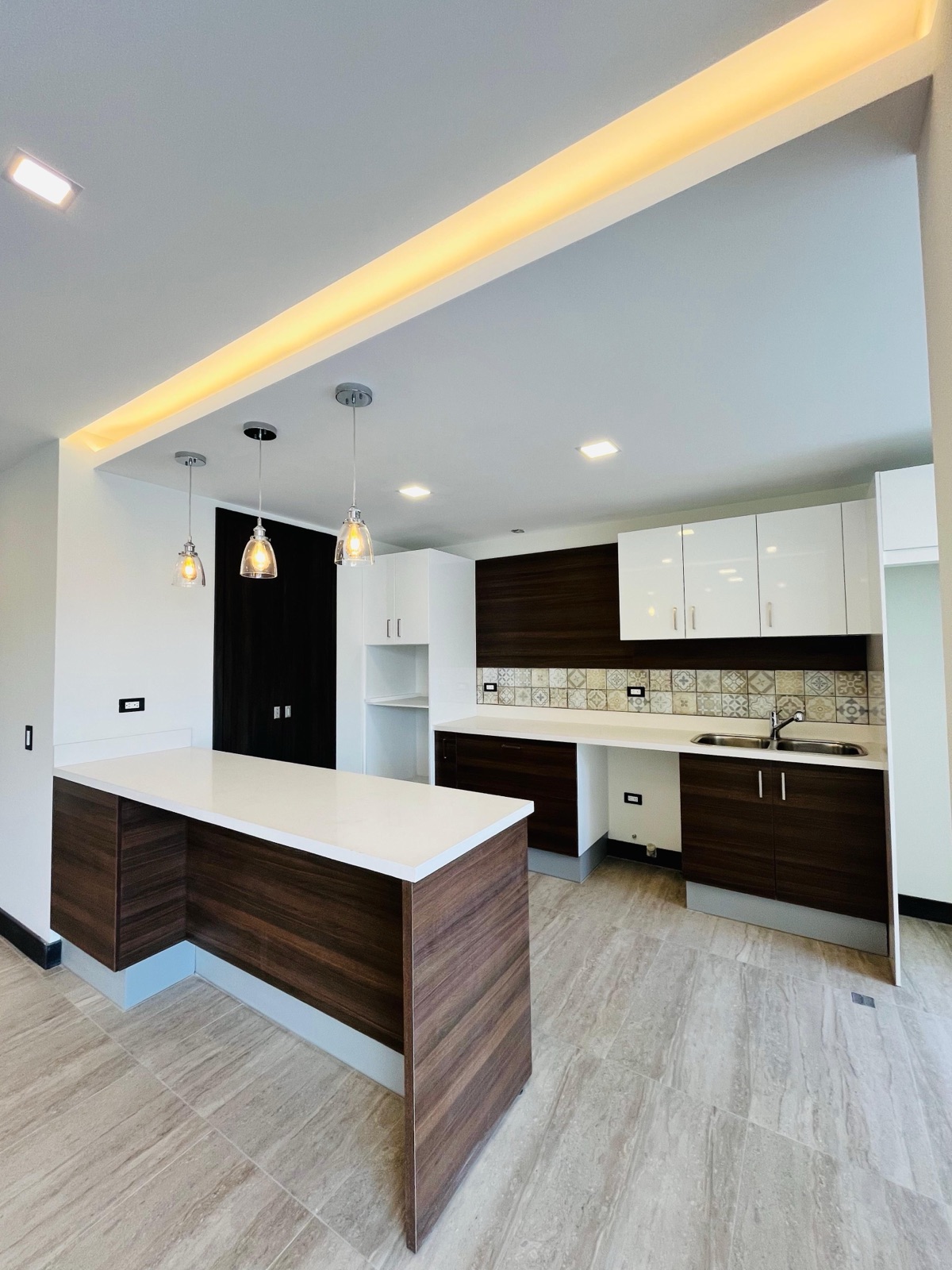 Venta departamento 3 dormitorios con terraza. Sector González Suárez. IR