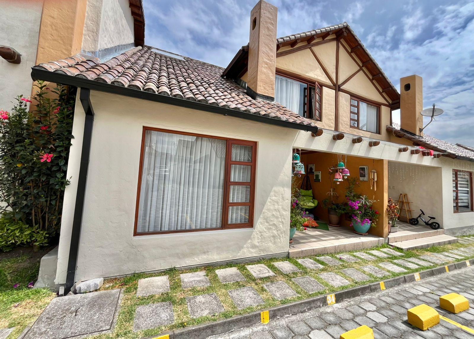 IR Venta Casa con amplio patio en Conocoto Valle de los chillos – Bulevar de las Acacias