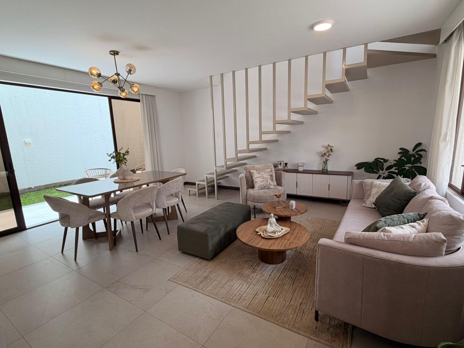 VENTA CASA DE DOS PISOS, 3 DORMITORIOS SECTOR PIFO