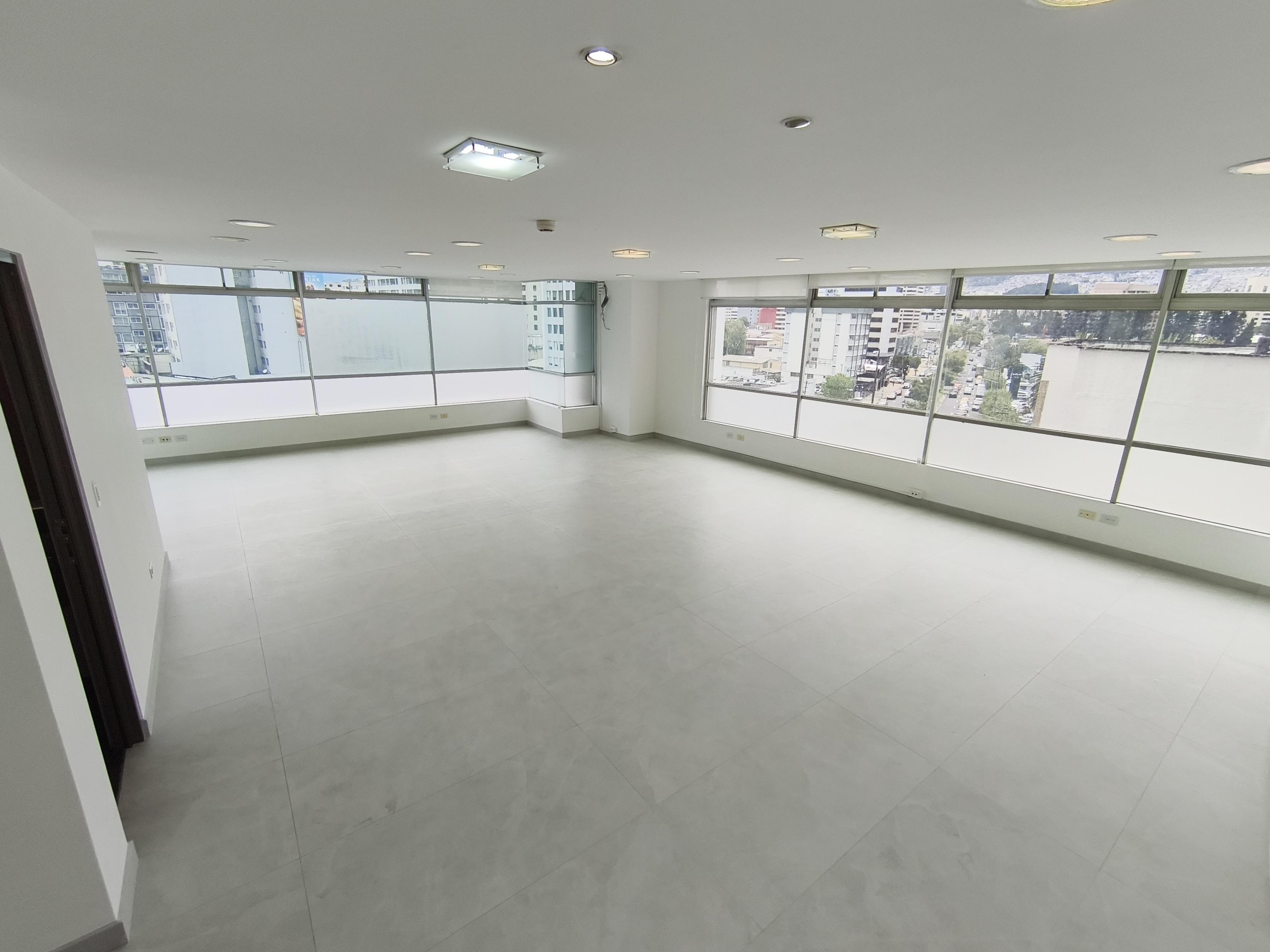 Renta Oficina esquinera 82m2. 2 parqueos. Av Orellana y 6 de diciembre. Edif. Alisal de Orellana.